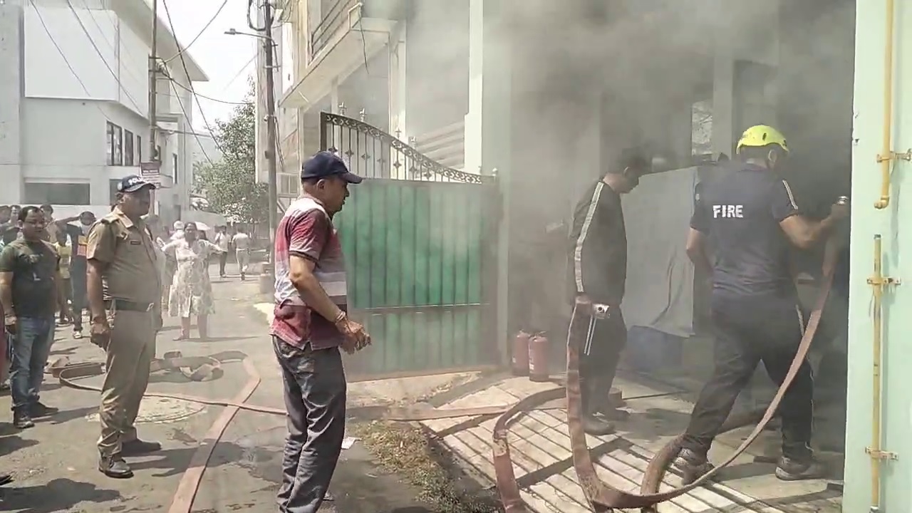 स्वाहा: कपड़े के गोदाम में भड़की आग, लाखों का सामान जलकर खाक