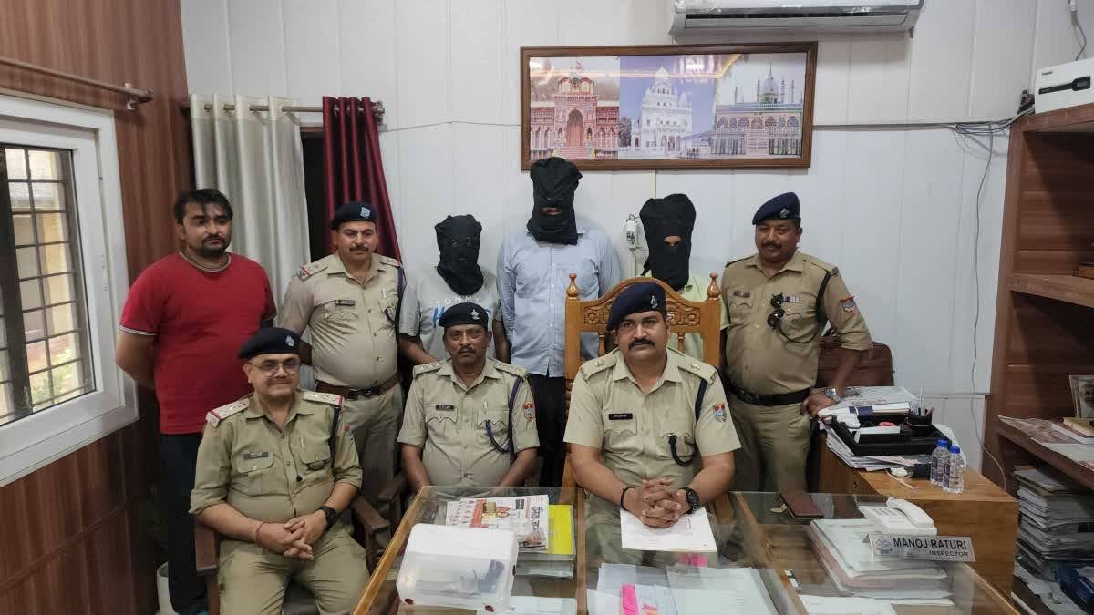 एक्शन: खनन को लेकर दो पक्षों में हुई मारपीट और फायरिंग, पुलिस ने तीन आरोपी किए गिरफ्तार