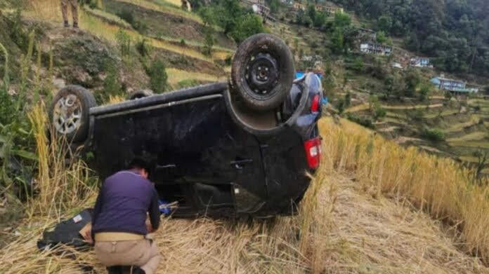 हादसा: पहाड़ में फिर खाई में गिरी एक कार, दुर्घटना में चारों कार सवार घायल