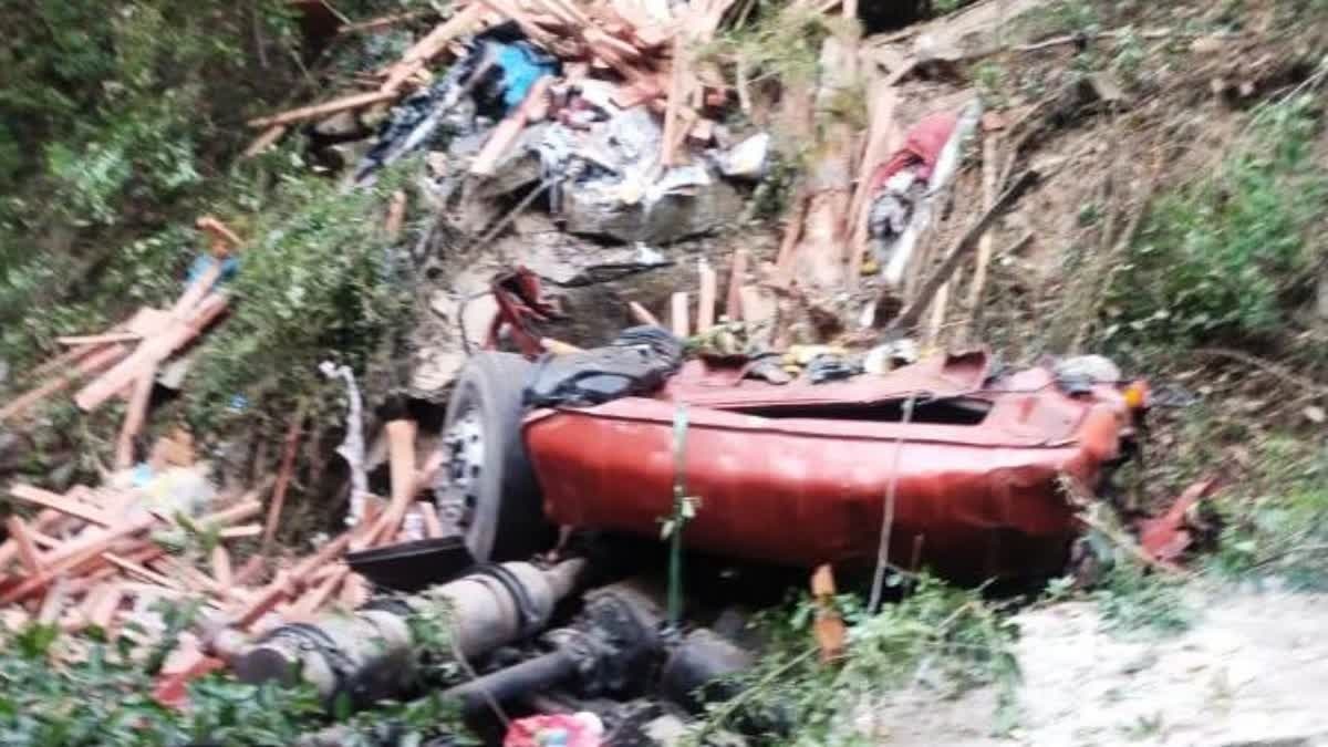 हादसा: कैंटर के खाई में गिर जाने से एक शख्स की मौत, एक घायल