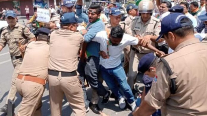 विरोध: प्रधानमंत्री की जनसभा में विरोध प्रकट करने वाले कांग्रेसी हिरासत में