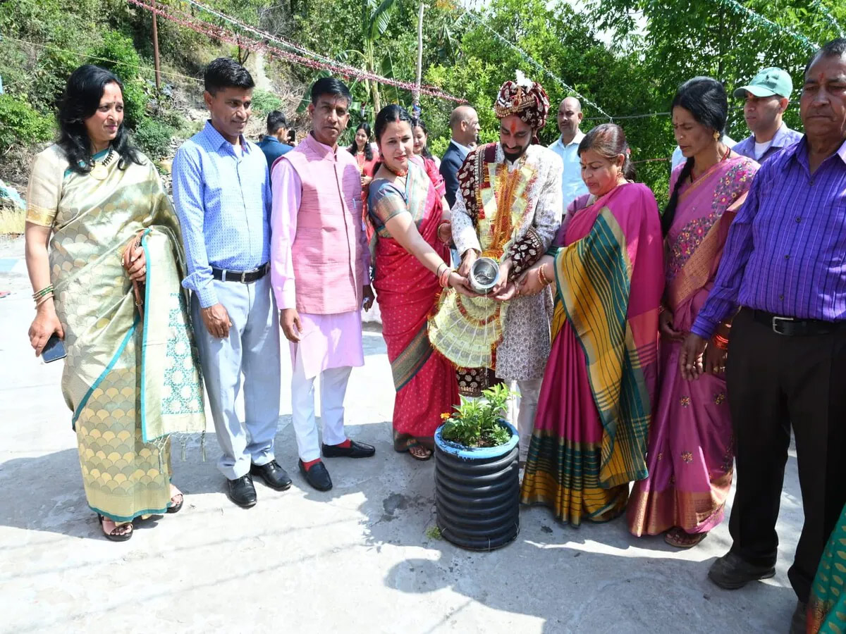 मुहिम: डॉ. सुलोचना सजवाण का ‘एसी हटाओ, वृक्ष लगाओ’ अभियान शुरू, वर-वधु से करवाया पौधरोपण