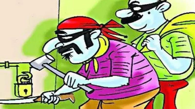 दुस्साहस: गांव में बंद घर के ताले तोड़ कर हजारों की नगदी समेत तीन लाख का सामान ले उड़े चोर
