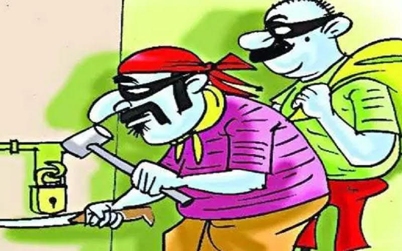 दुस्साहस: गांव में बंद घर के ताले तोड़ कर हजारों की नगदी समेत तीन लाख का सामान ले उड़े चोर