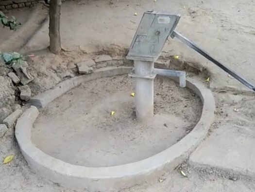 लापरवाही: यात्रा रूट में वाटर कूलर और हैंडपंप खराब, राहगीरों को भटकना पड़ रहा है पानी के लिए