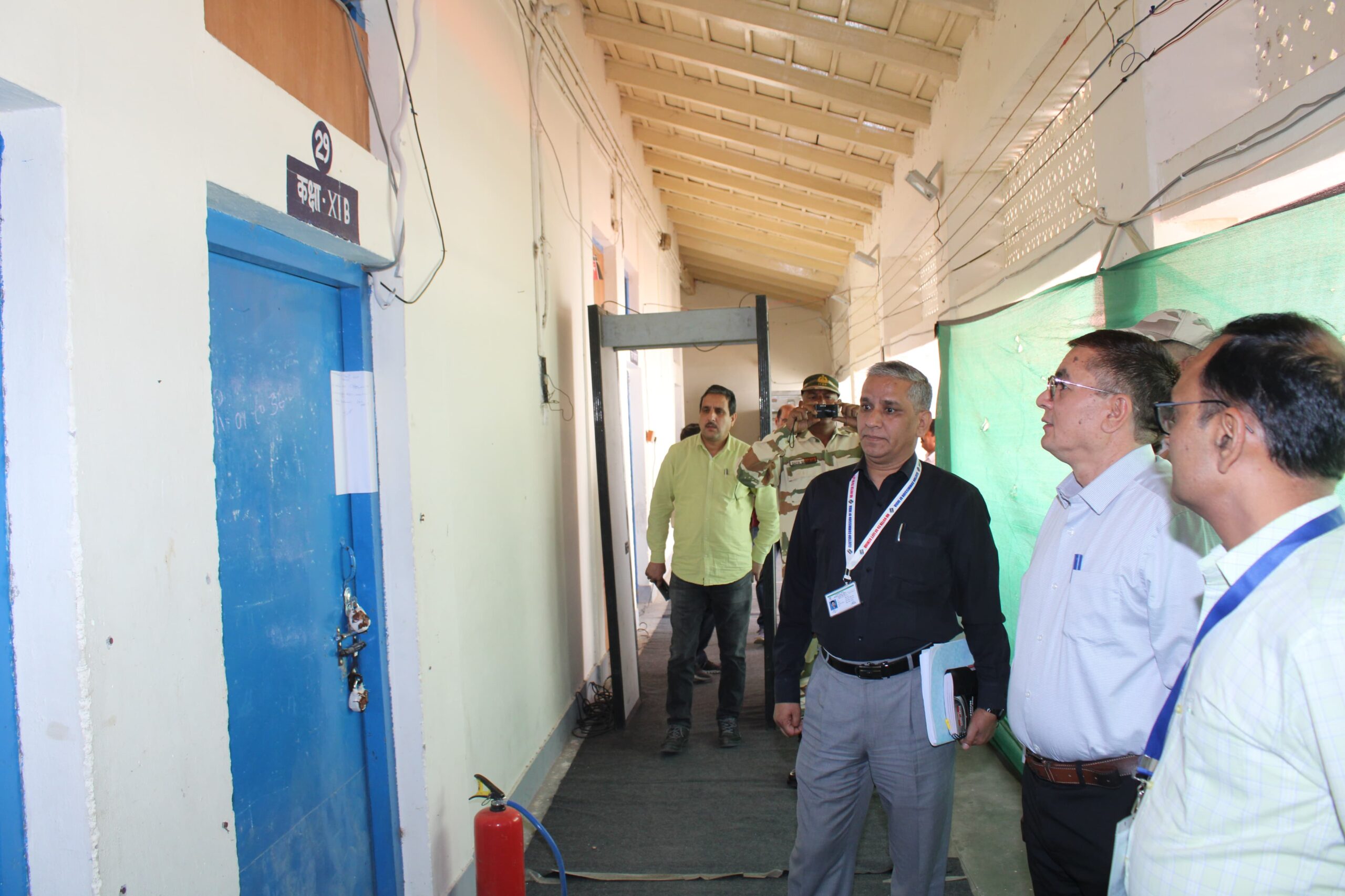 निगरानी: डीएम डाॅ मेहरबान सिंह बिष्ट व सहायक मुख्य निर्वाचन अधिकारी ने किया मतगणना केन्द्र का निरीक्षण