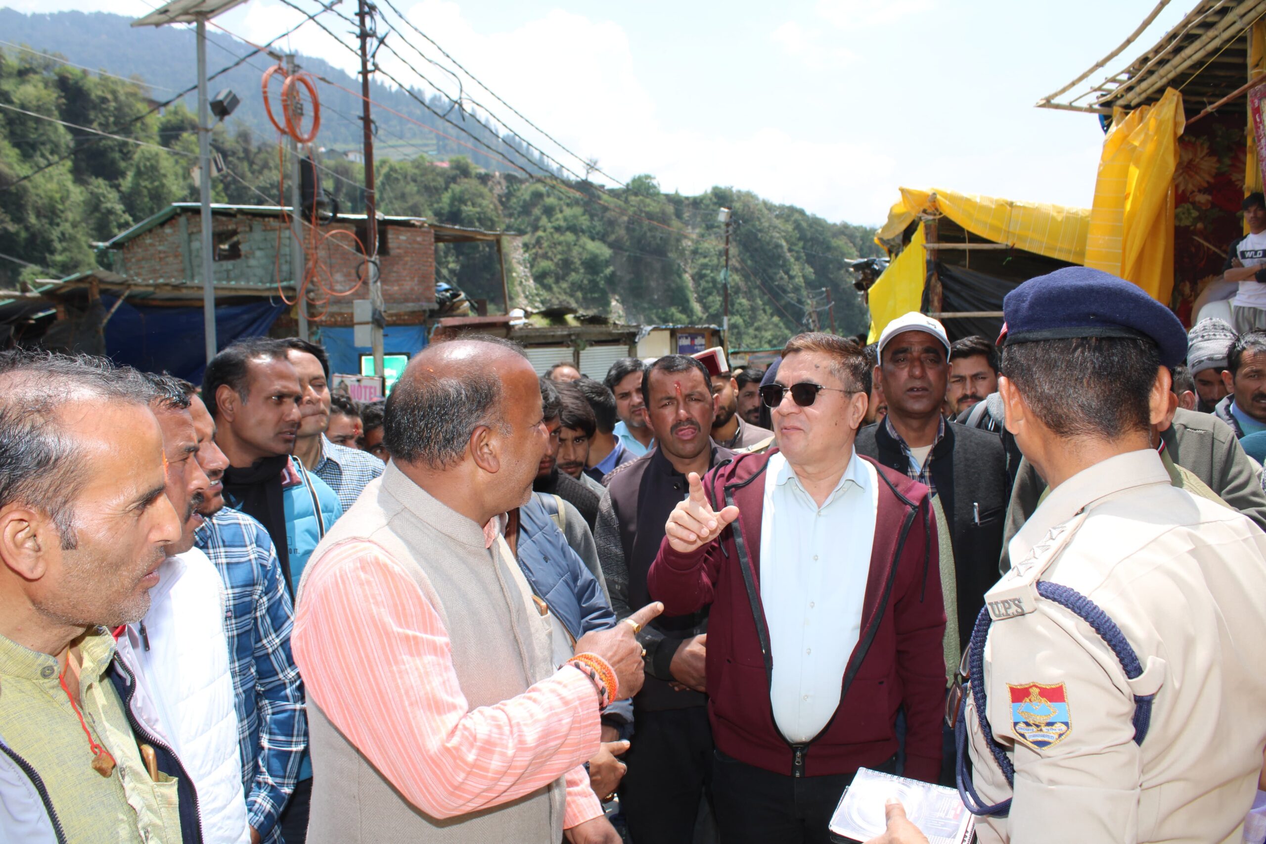 जायजा: क्षेत्र के दौरे पर पहुंचे डीएम डॉ. मेहरबान सिंह बिष्ट ने चारधाम यात्रा की तैयारियों को परखा