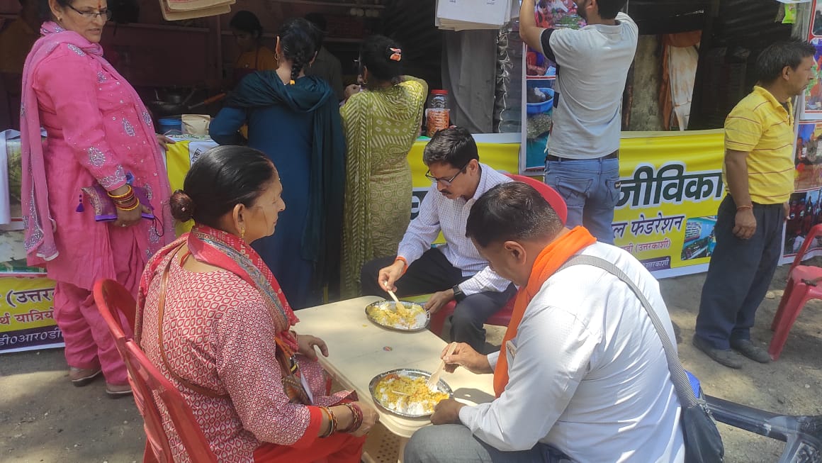 सेवा: गंगोत्री मार्ग पर प्रशासन ने तीर्थयात्रियों को मुहैया कराया पानी, बिस्किट और भोजन