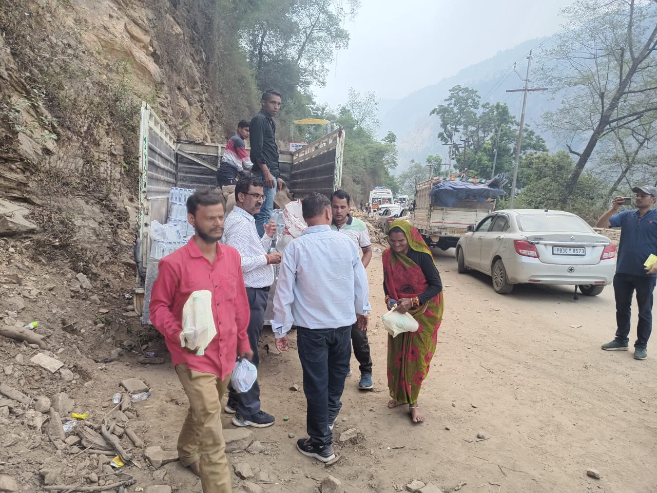 मानवता: जिला प्रशासन ने ली जाम में फंसे हजारों श्रद्धालुओं को बांटे भोजन के पैकेट व पानी