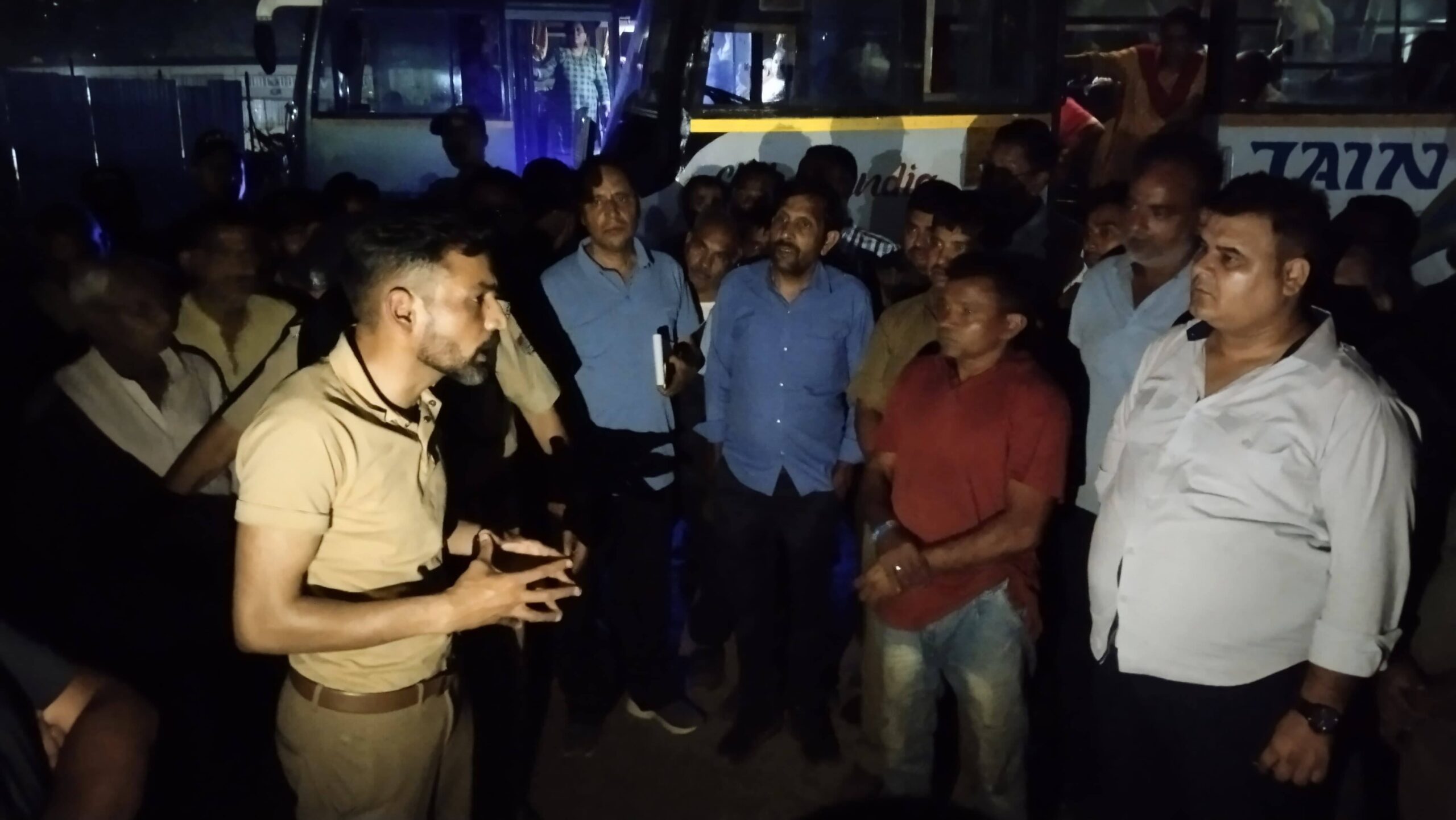 मुस्तैदी: बद्रीनाथ हाईवे पर जाम को देखते हुए यात्रियों के लिए श्रीनगर में किया गया विशेष प्रबंध