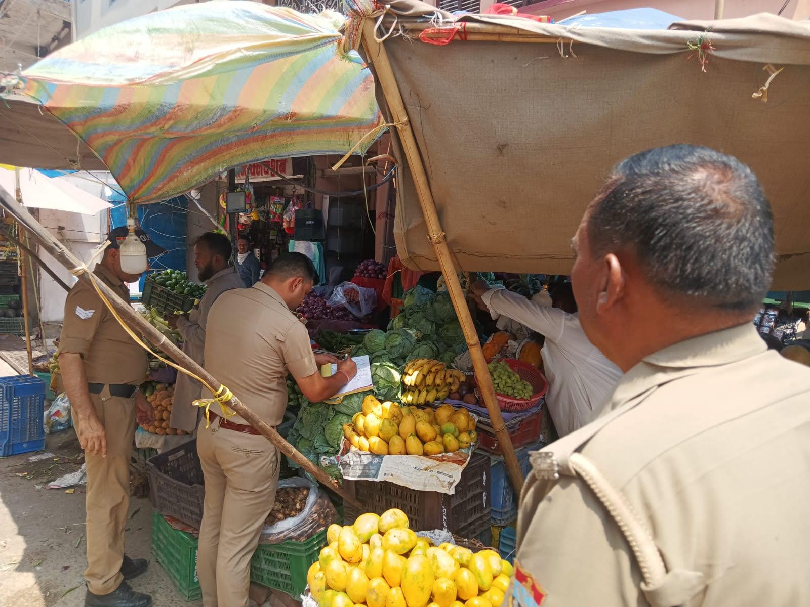 एक्शन: सड़क घेरने वाले अतिक्रमणकारियों में हड़कंप, पुलिस ने 24 दुकानदारों के किए चालान