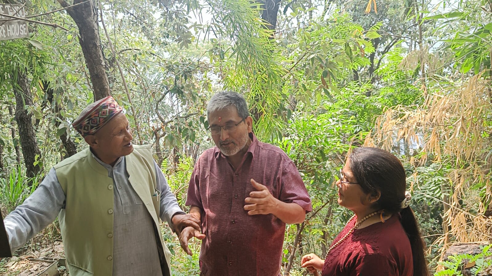 अवलोकन: मेडिकल कॉलेज के प्राचार्य डॉ. सीएमएस रावत ने किया मिश्रित वन का भ्रमण