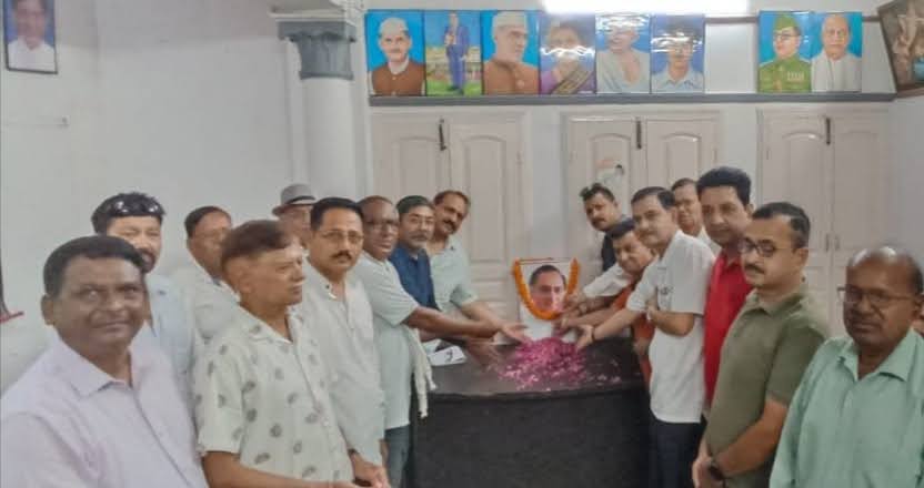 स्मरण: कांग्रेस जनों ने पूर्व प्रधानमंत्री राजीव गांधी को पुण्य तिथि पर दी श्रद्धांजलि, उपलब्धियों को किया याद