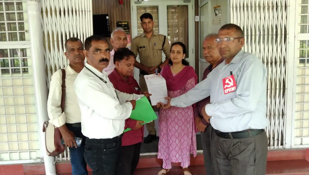 आवाज़: माकपा ने मलिन बस्तियों के ध्वस्तीकरण के खिलाफ चलाया हस्ताक्षर अभियान,सीएम को सौंपा ज्ञापन