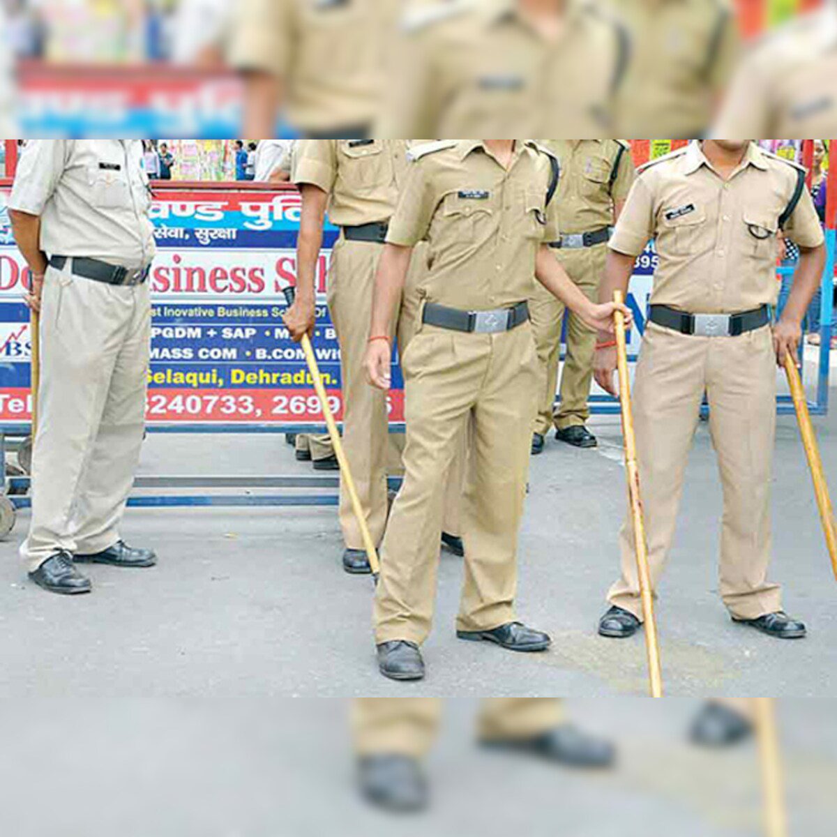 सराहनीय: श्रद्धालुओं के लिए देवदूत बनी खाकी वर्दी,किसी का खोजा पर्स तो बुजुर्ग महिला को मिलाया परिजनों से