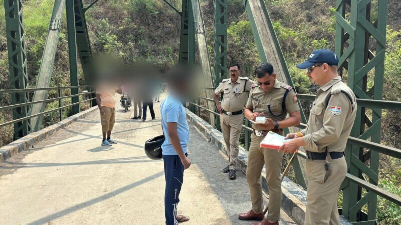 सबक: पुलिस ने धार्मिक व पर्यटन स्थलों पर हुड़दंग मचाने वाले 20 लोगों के काटे चालान