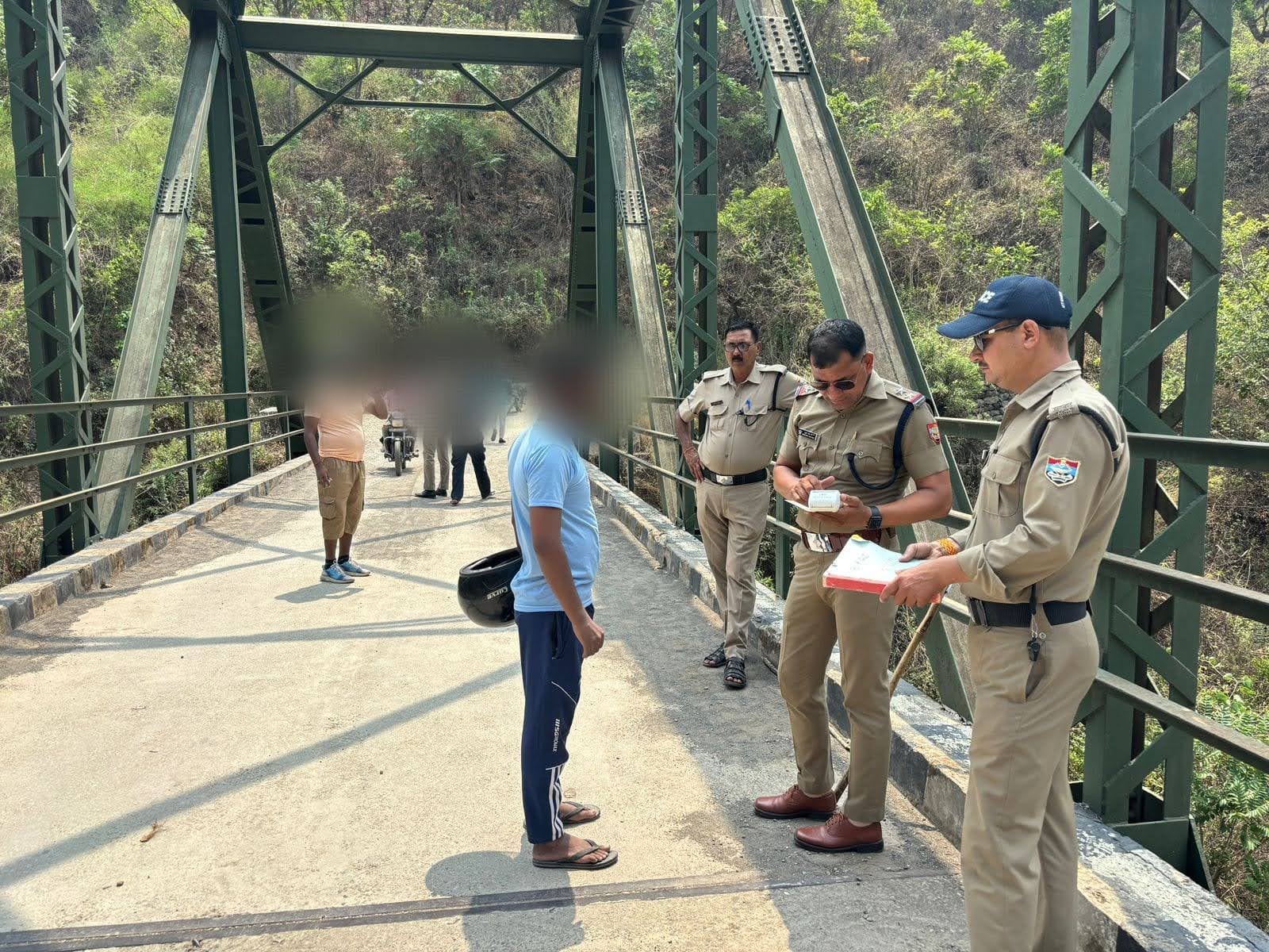 सबक: पुलिस ने धार्मिक व पर्यटन स्थलों पर हुड़दंग मचाने वाले 20 लोगों के काटे चालान