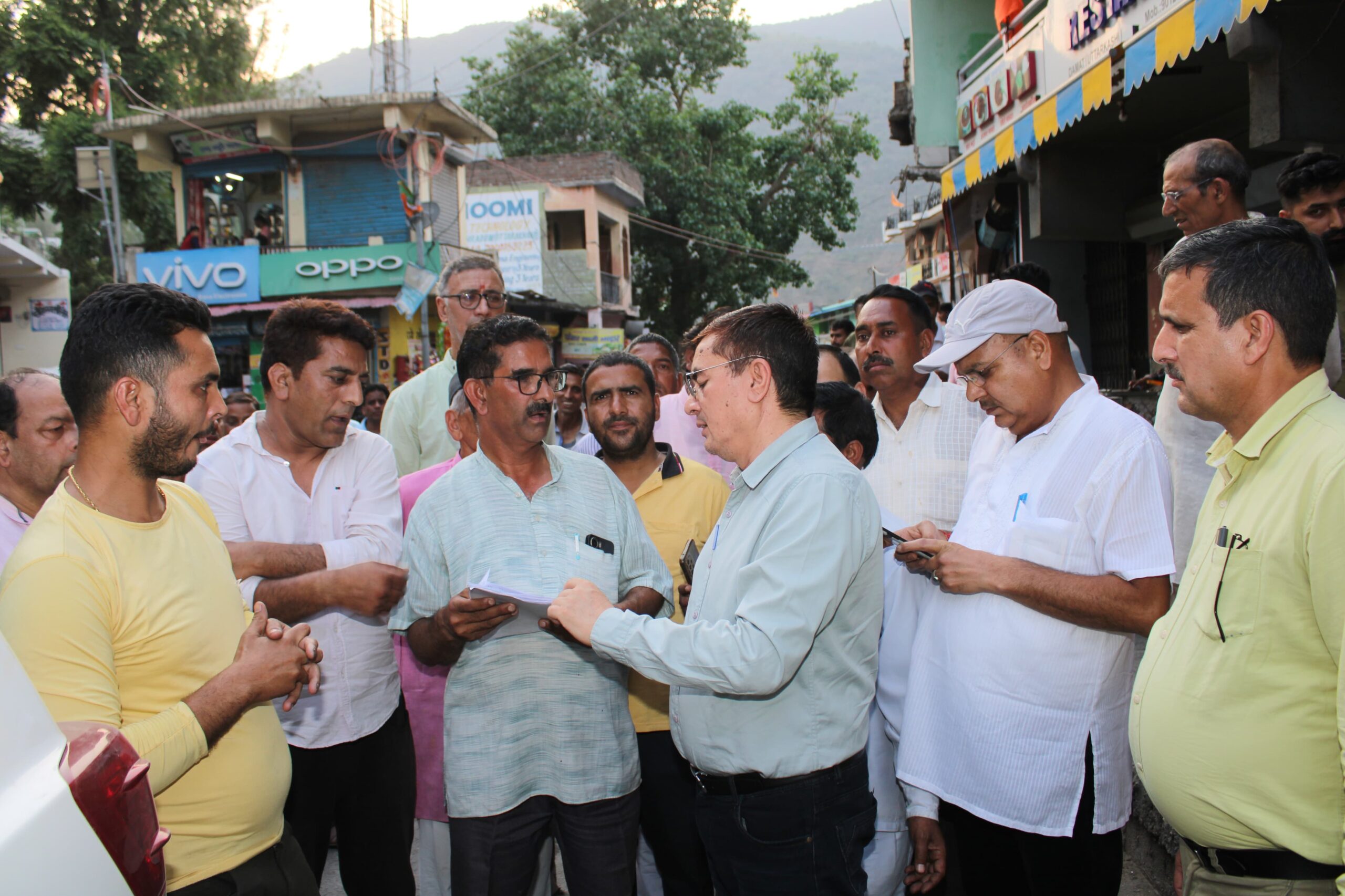 निगरानी: लगातार तीसरे दिन भी DM डाॅ बिष्ट ने किय यात्रा प्रबंधन व यात्री सुविधाओं का निरीक्षण