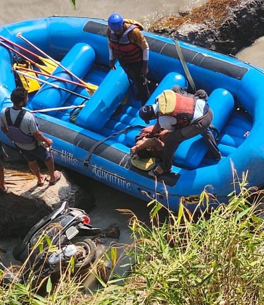दुखद: गरुड़ चट्टी के समीप खाई में गिरी स्कूटी, एक की मौत, दूसरा घायल