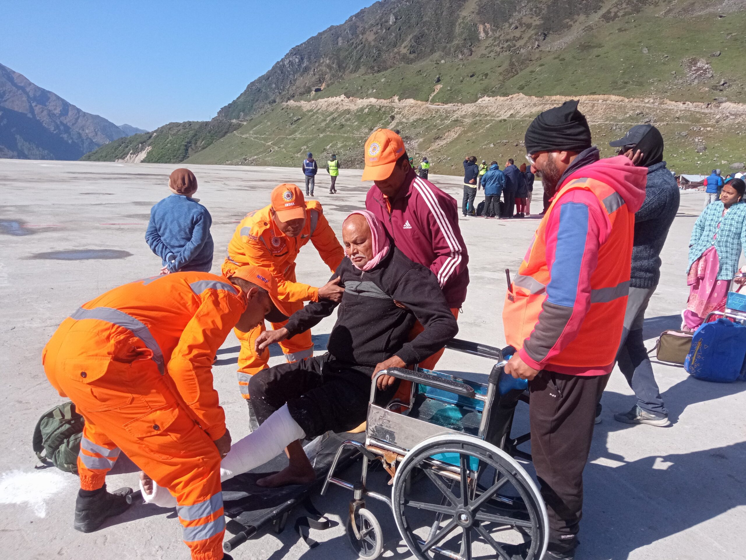 मुस्तैदी: आपदा प्रबंधन अधिकारी नंदन सिंह रजवार ने तत्परता दिखाकर बचाई घायल तीर्थयात्री की जान