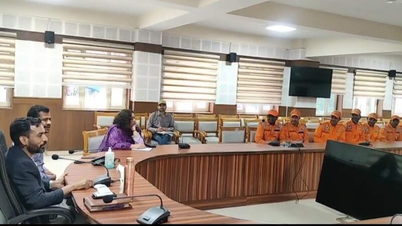 वनाग्नि: आग की घटनाएं बढ़ने पर ली जाएगी NDRF की मदद, बैठक में डीएम डॉ आशीष चौहान का ऐलान