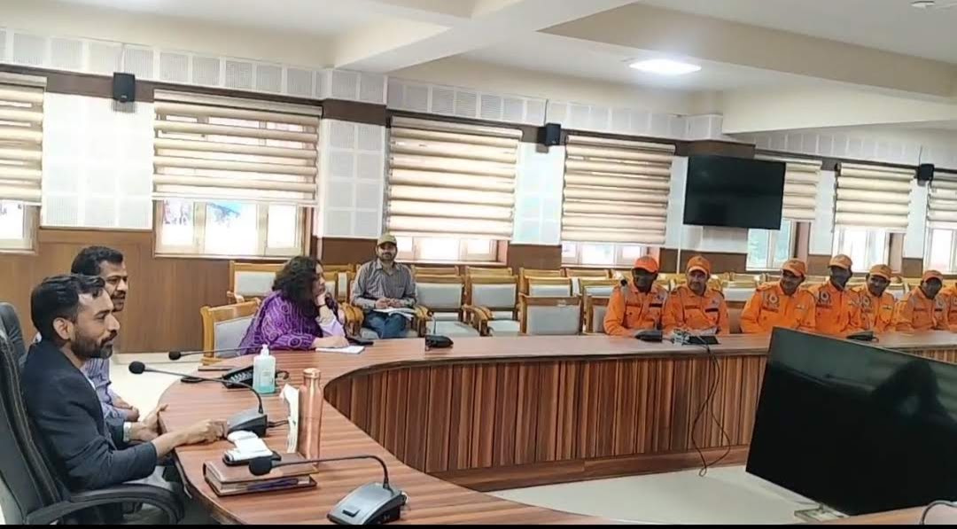 वनाग्नि: आग की घटनाएं बढ़ने पर ली जाएगी NDRF की मदद, बैठक में डीएम डॉ आशीष चौहान का ऐलान