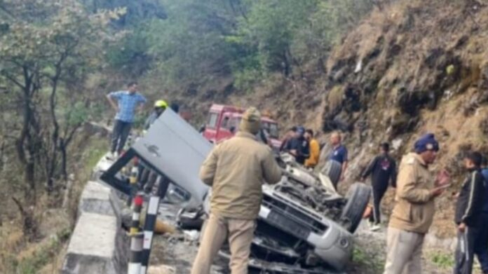 बड़ा हादसा: खाई में गिरी पर्यटकों की कार, 4 युवकों की मौके पर ही मौत, एक युवती ने अस्पताल में तोड़ा दम
