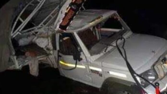 दर्दनाक: पिकअप गाड़ी के बेकाबू होकर खाई में गिर जाने से तीन लोगों की मौत, एक की हालत गम्भीर