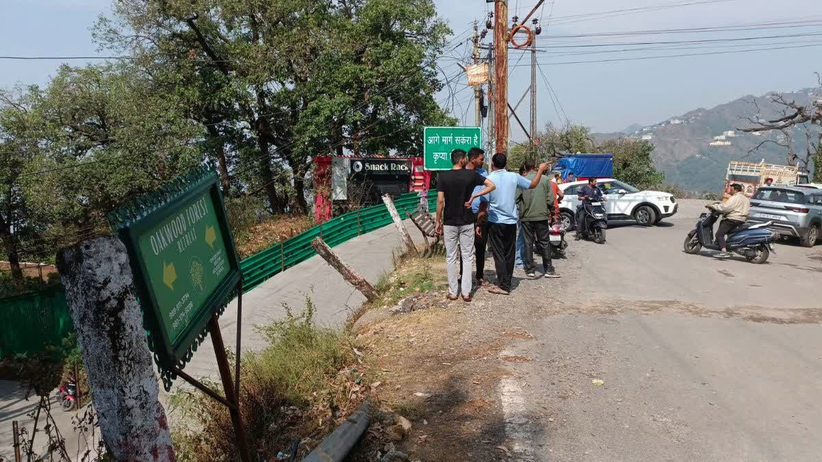 हादसा: अनियंत्रित कार दूसरी सड़क पर जा गिरी,चपेट में आने से दो घायल