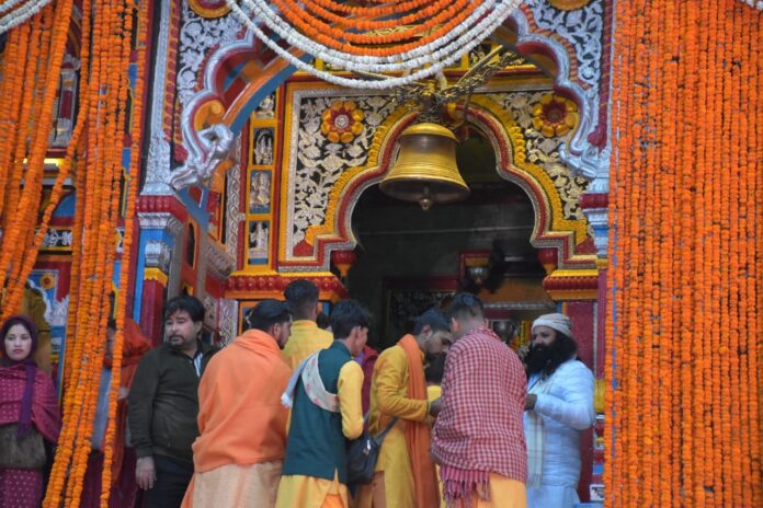आस्था: बदरीनाथ धाम के खुले कपाट, उमड़ा श्रद्धालुओं का सैलाब