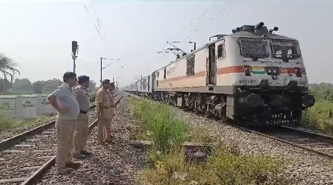 दुस्साहस: सुबह तड़के दो ट्रेनों को रोककर लूटने का प्रयास विफल, बावरिया गिरोह पर शक