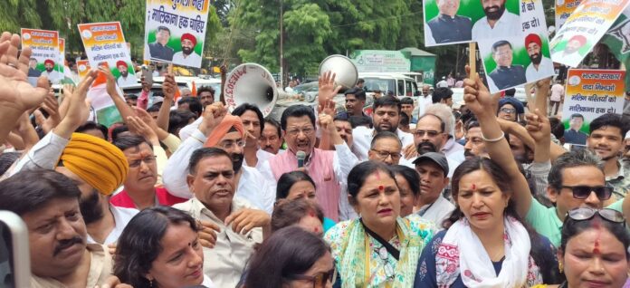 मुद्दा: मलिन बस्तियों में अतिक्रमण हटाने पर सियासत शुरू, कांग्रेसियों ने किया नगर निगम कूच