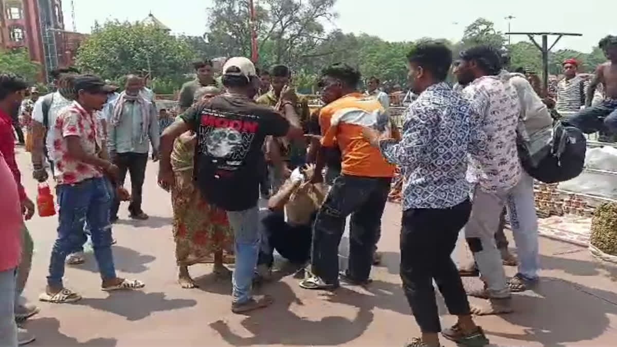 दबंगई: बीच बाज़ार दो गुटों के बीच चले लात-घूंसे, कई लोगों के फूटे सिर