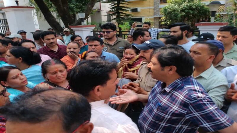 आक्रोश: लापता सहायक अभियंता का नहीं मिला सुराग,परिजनों ने दिया कोतवाली में धरना