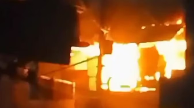 स्वाहा: आग लगने से छह मकान खाक, मौके पर पहुंच कर बचाव कार्य में जुटी प्रशासन की टीम