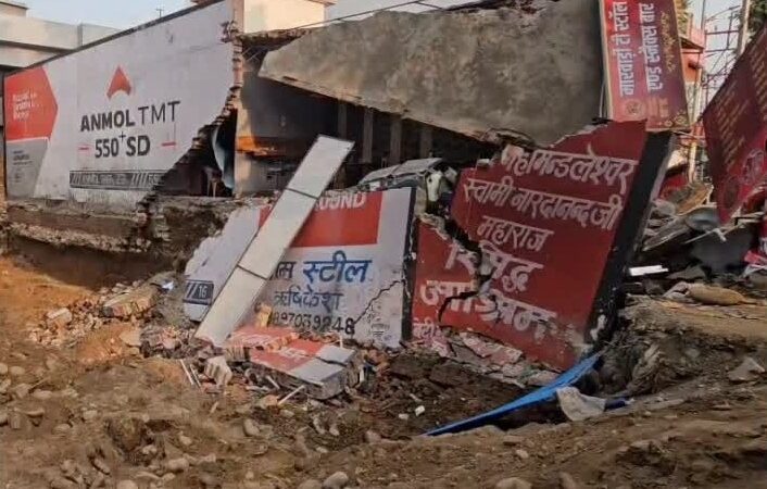 लापरवाही: दुकान का लिंटर गिरा,लोगों ने भागकर बचाई जान