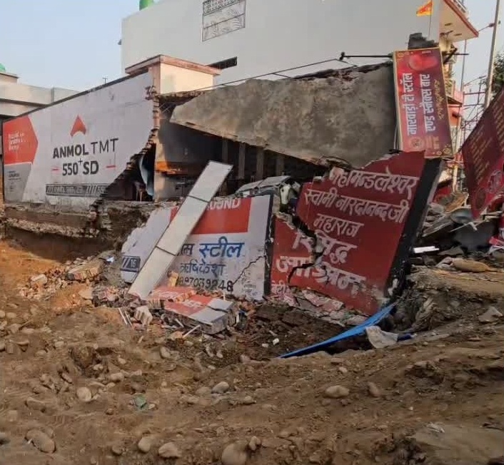 लापरवाही: दुकान का लिंटर गिरा,लोगों ने भागकर बचाई जान