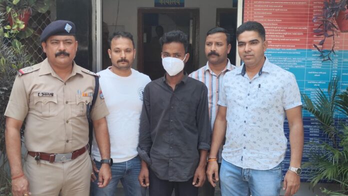 शिकंजा: पुलिस के हत्थे चढ़ा वांछित अभियुक्त, पत्नी की हत्या कर दो बच्चियों सहित हो गया था फ़रार