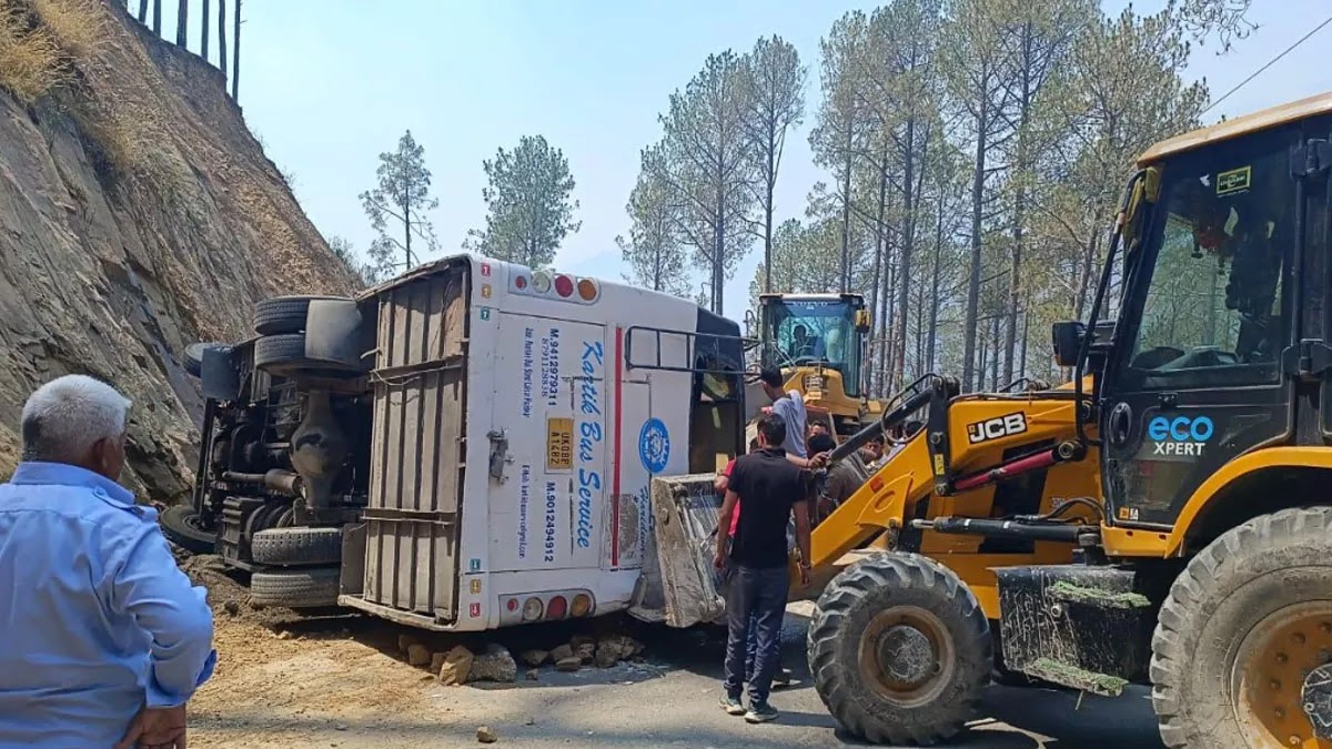 हादसा: यहां सड़क पर पलट गई चलती बस, यात्रियों में मच चीख- पुकार