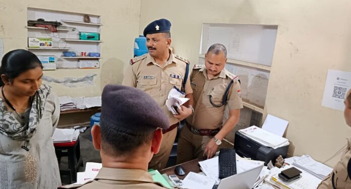 एक्शन: एआरटीओ कार्यालय के समीप पुलिस की छापेमारी, छह लोगों को लिया हिरासत में