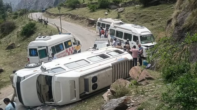हादसा: गंगोत्री हाईवे पर तीर्थयात्रियों का वाहन दुर्घटनाग्रस्त,कई घायल
