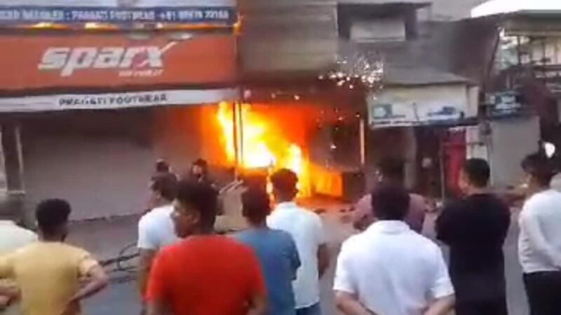 स्वाहा : यहां दुकान में भीषण आग लग जाने से लाखों का सामान जलकर राख, बाल-बाल बचीं अन्य दुकानें