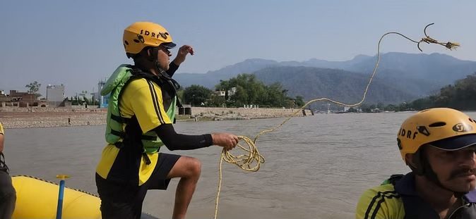 दुखद: गंगा में नहाने उतरा विदेश पर्यटक तेज लहरों में बहकर लापता, एसडीआरएफ की टीम तलाशी में जुटी