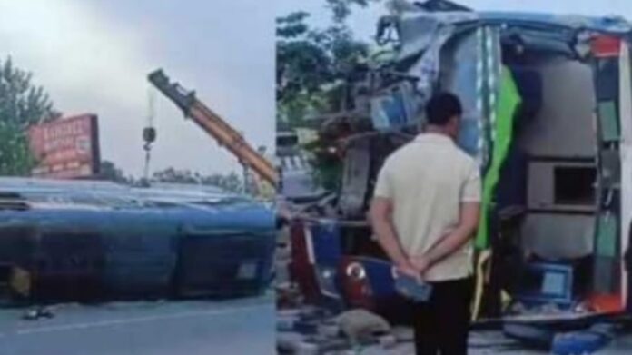 गनीमत: चेक पोस्ट को तोड़ते हुए पलट गई बेकाबू बस, यात्रियों में मची चीख-पुकार