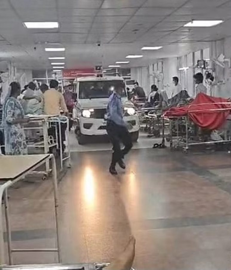 अजब अंदाज: पुलिस ने एम्स के इमरजेंसी वार्ड में फिल्मी अंदाज में दौड़ाई जीप, वीडियो सुर्खियों में