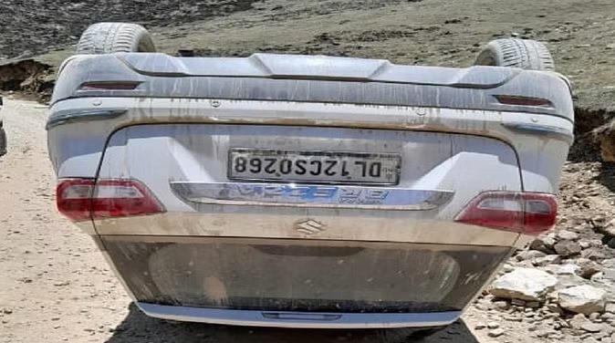 हादसा: अनियंत्रित होकर सड़क पर पलट गया वाहन,चार यात्री घायल