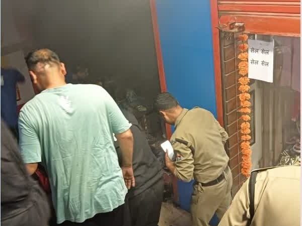 स्वाहा: क्रॉकरी की दुकान में लगी भीषण आग,सारा सामान जलकर खाक