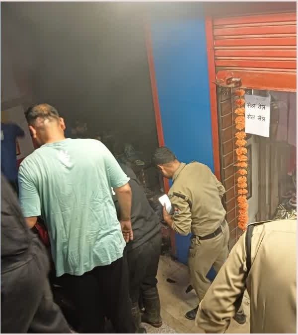 स्वाहा: क्रॉकरी की दुकान में लगी भीषण आग,सारा सामान जलकर खाक