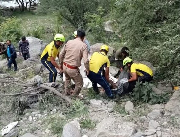 दर्दनाक: यूटिलिटी वाहन के खाई में गिर जाने से चालक की मौत, तीन अन्य लोग गंभीर रूप से घा