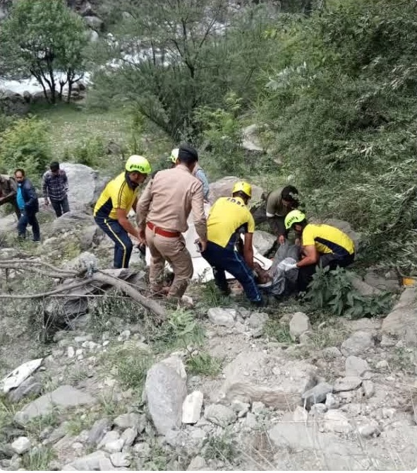 दर्दनाक: यूटिलिटी वाहन के खाई में गिर जाने से चालक की मौत, तीन अन्य लोग गंभीर रूप से घा